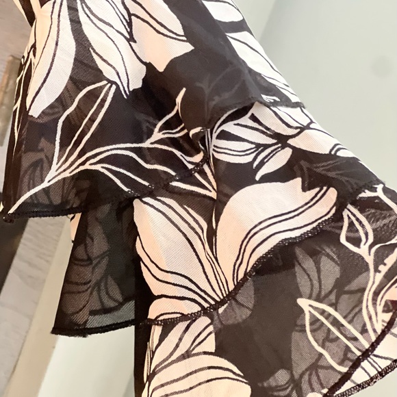 Flower triple ruffled sleeves dress medium - Picture 2 of 5